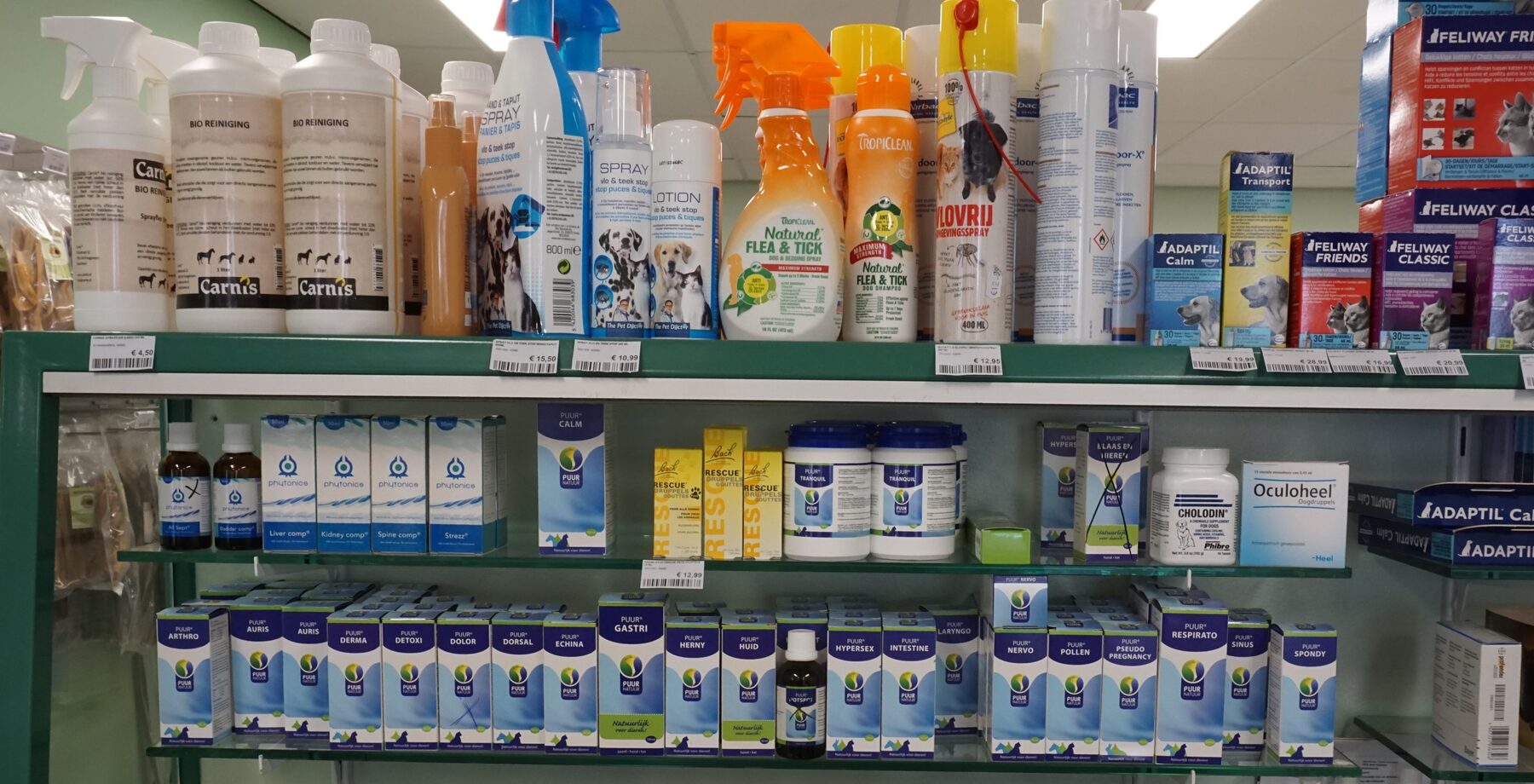 Schappen met verzorgings- en gezondheidsproducten voor hond en kat