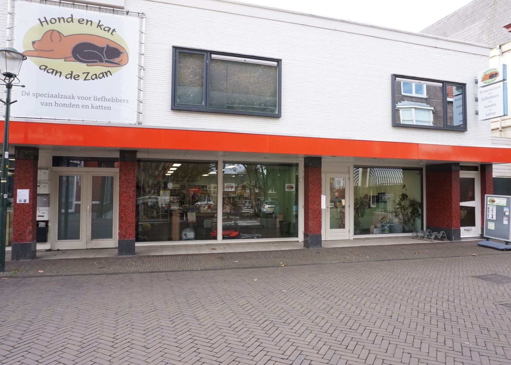 De winkel van Hond en Kat aan de Zaan aan de Zuiddijk in Zaandam