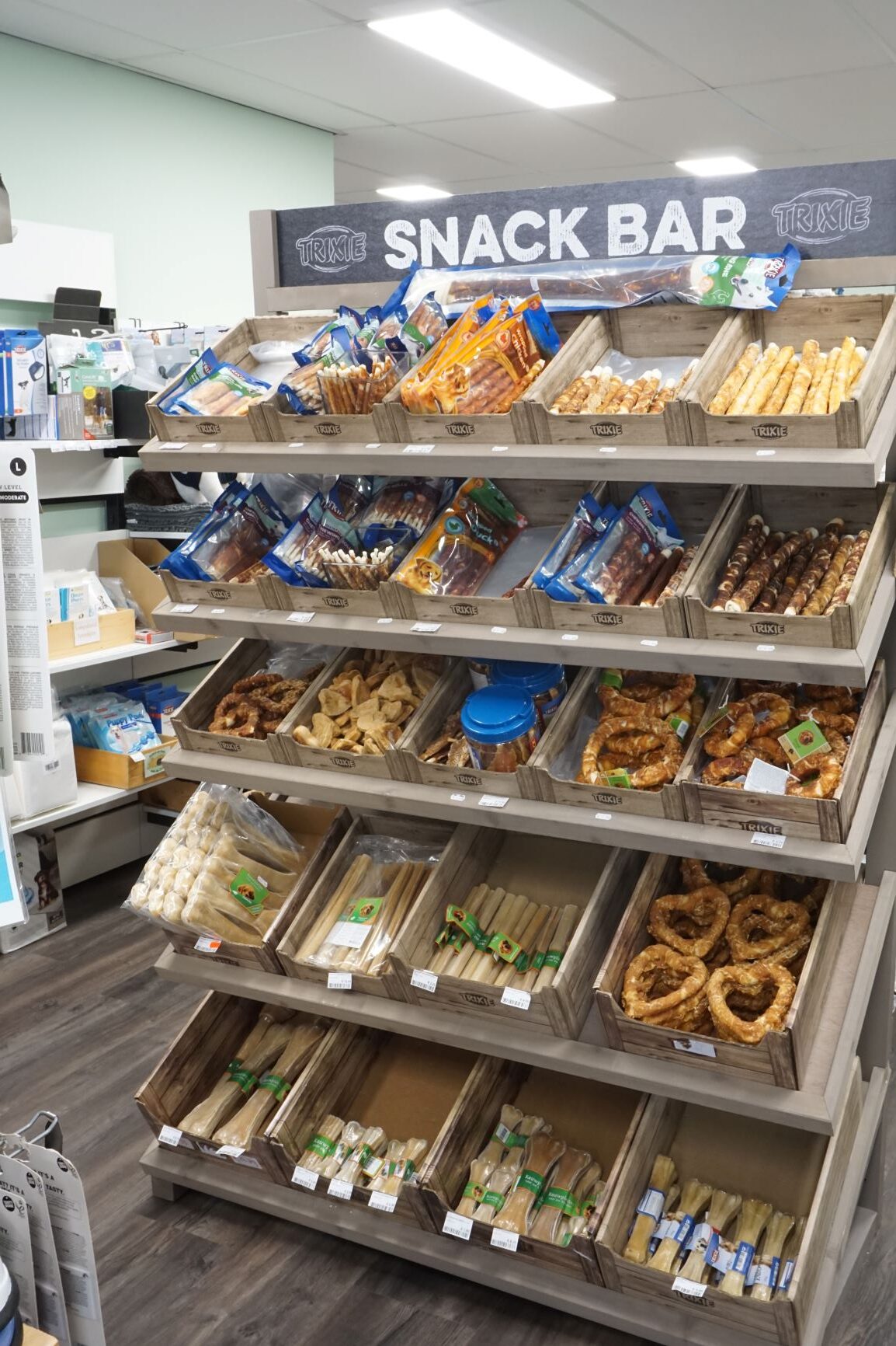 De snackbar met kluiven en botten in houten bakken